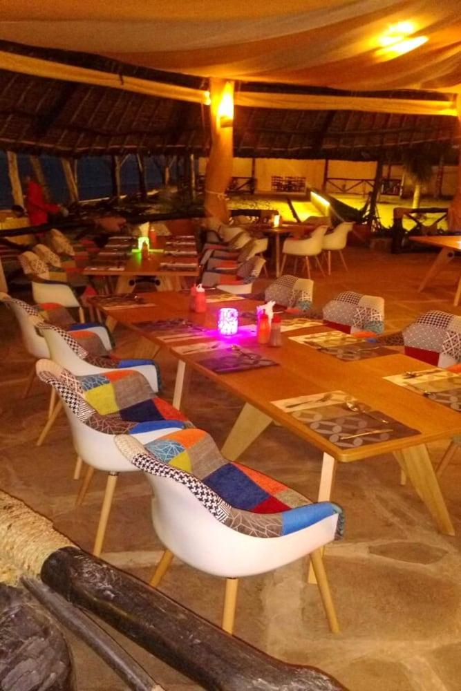 Bahari Dhow Beach Villas Praia de Diani Exterior foto