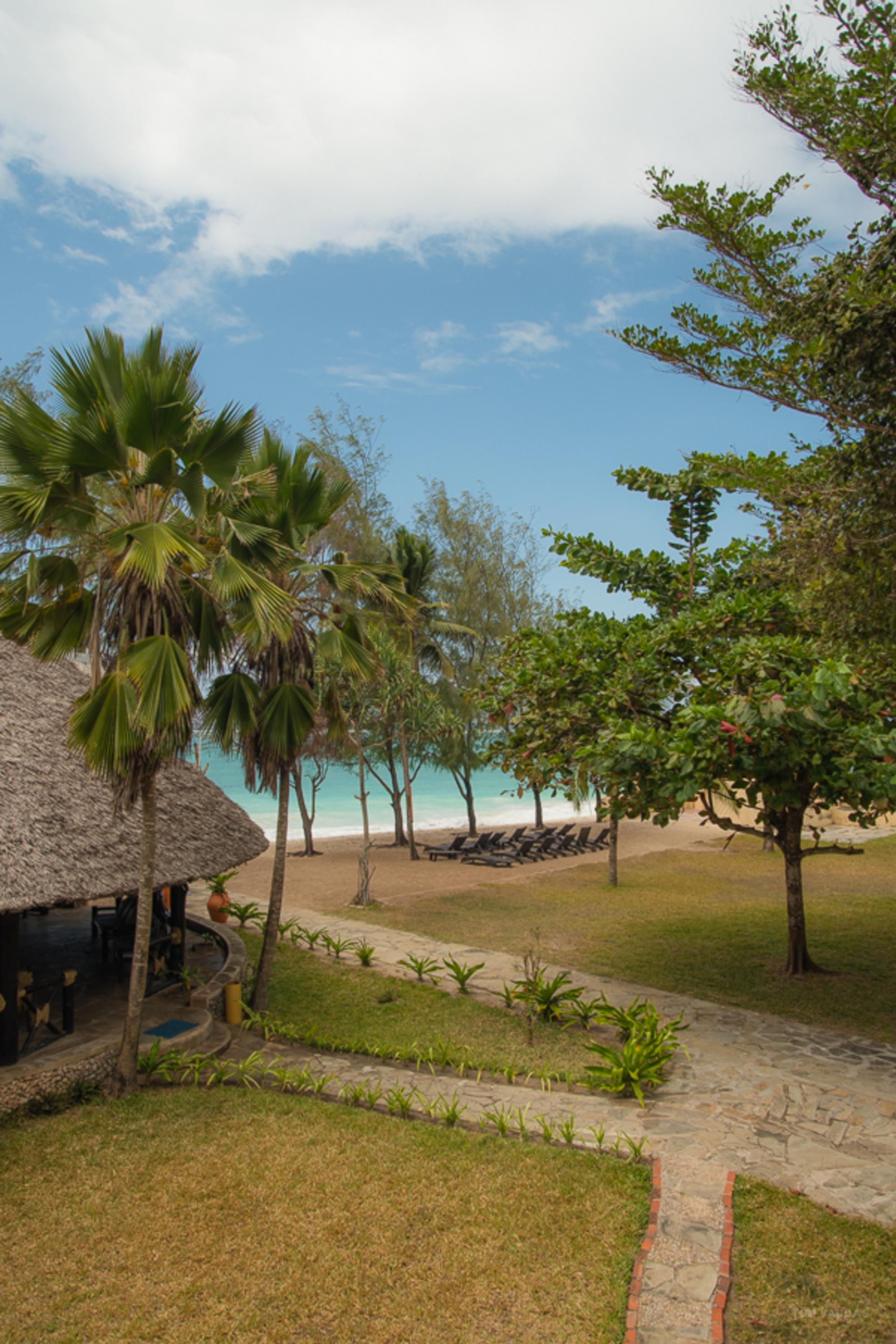 Bahari Dhow Beach Villas Praia de Diani Exterior foto