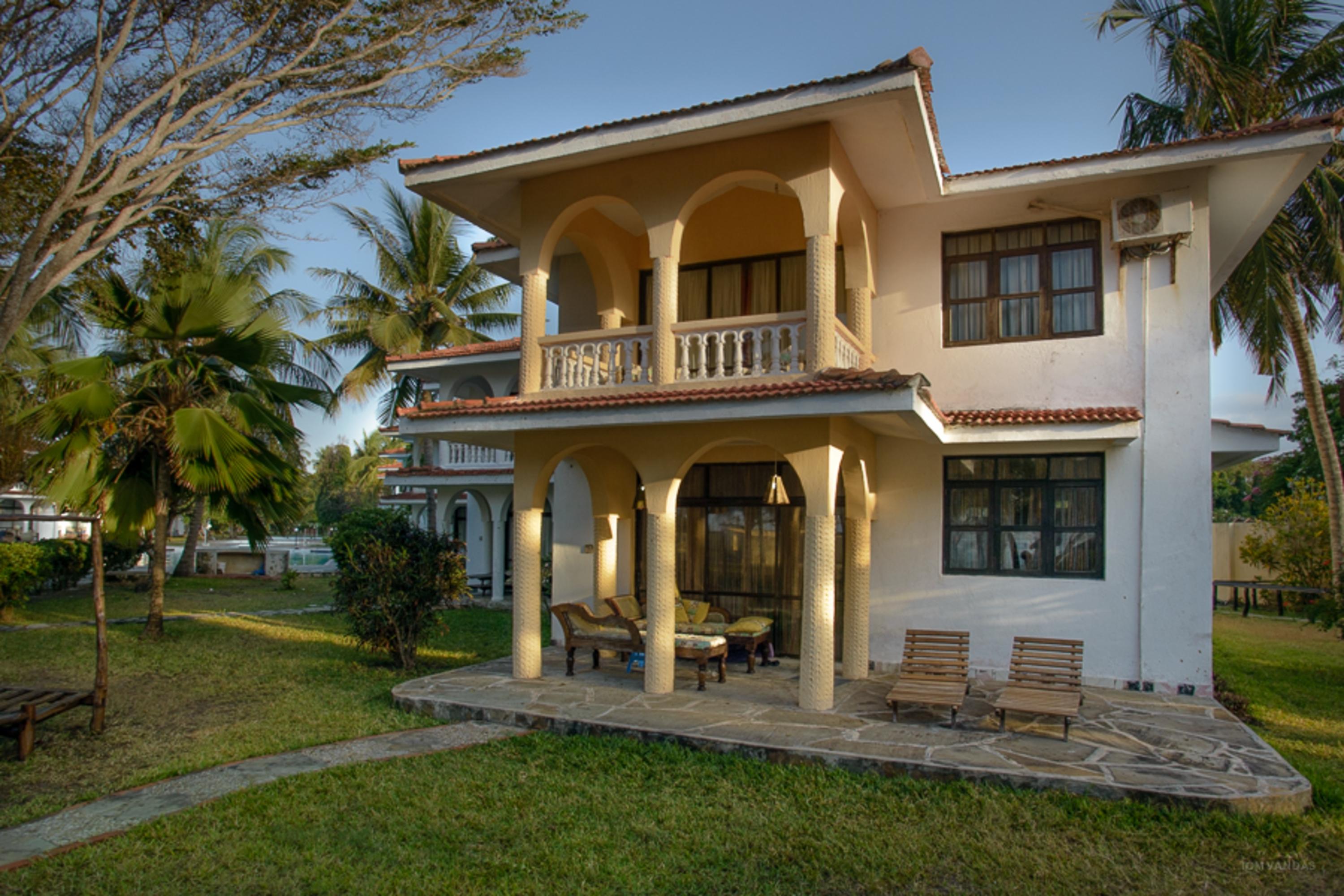 Bahari Dhow Beach Villas Praia de Diani Exterior foto