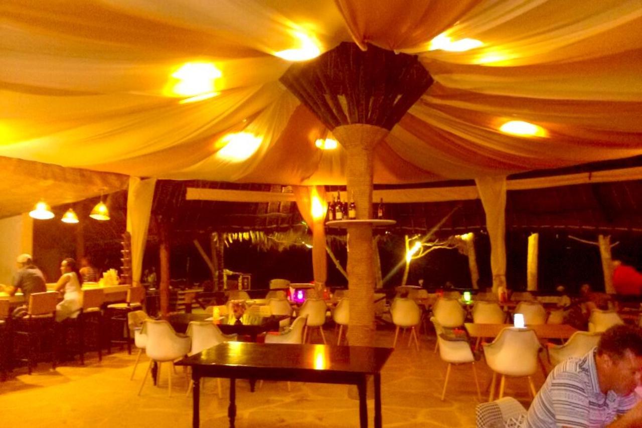 Bahari Dhow Beach Villas Praia de Diani Exterior foto