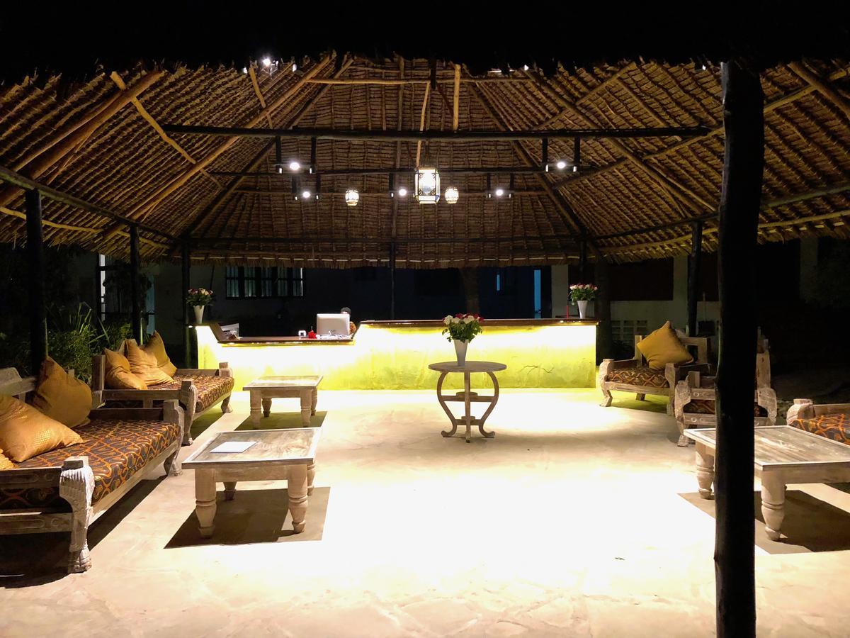 Bahari Dhow Beach Villas Praia de Diani Exterior foto